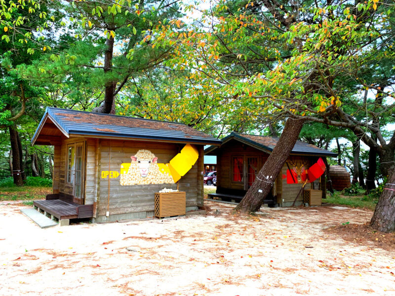 多数の作品が見れる長崎鼻リゾートキャンプ場