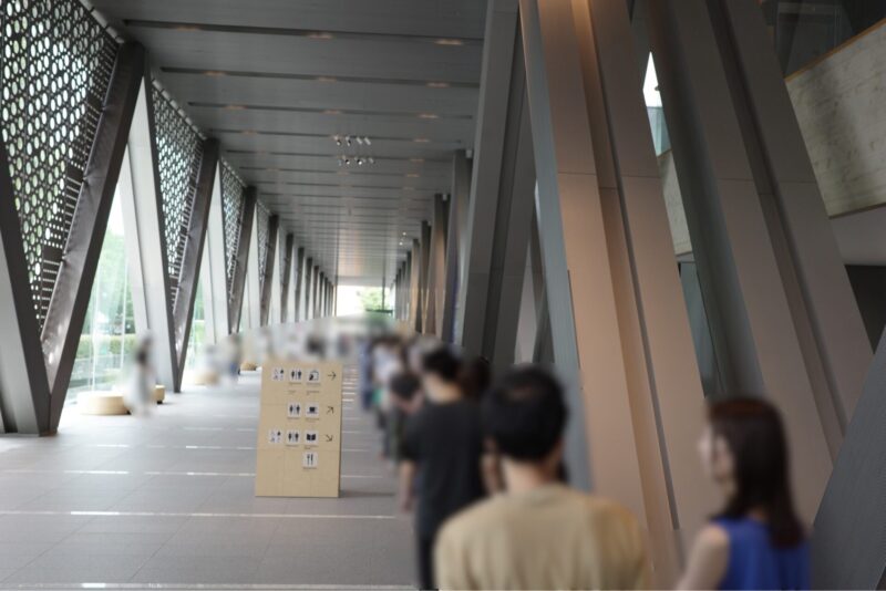 東京都現代美術館で開催「デイヴィッド・ホックニー展」の感想。チケットや混雑状況、所要時間にグッズなど