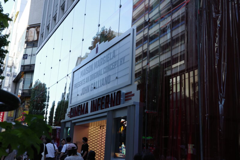 メゾンマルジェラ大規模インスタレーション「シネマ・インフェルノ」が渋谷で開催。アクセス、チケット、予約、混雑、所要時間など