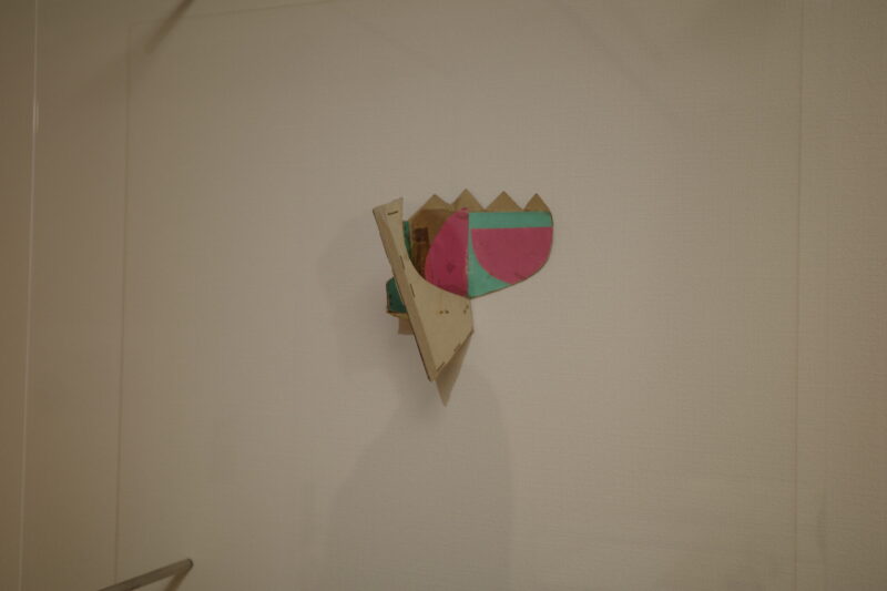 東京都現代美術館で開催中の「岡﨑乾二郎 而今而後 ジコンジゴ」展に行った感想。チケットなどの概要、所要時間に混雑状況、グッズなど