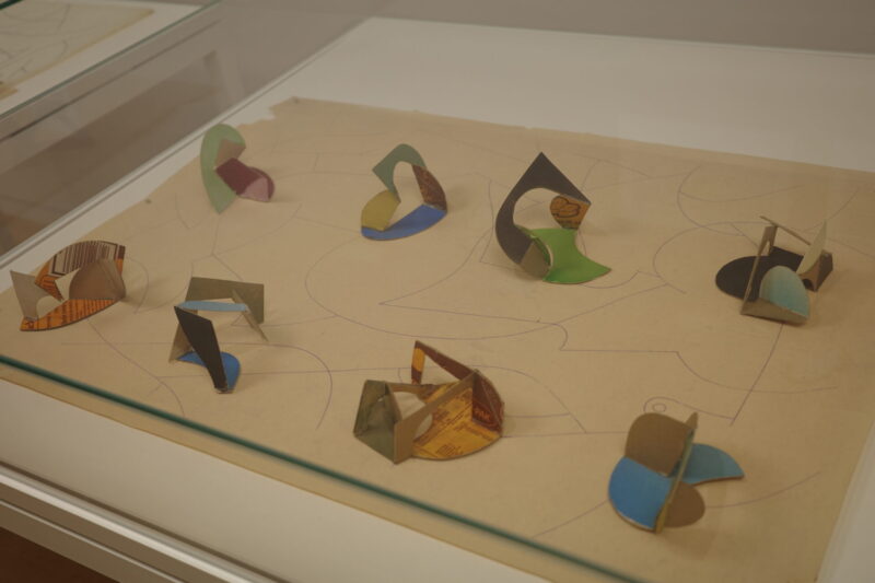 東京都現代美術館で開催中の「岡﨑乾二郎 而今而後 ジコンジゴ」展に行った感想。チケットなどの概要、所要時間に混雑状況、グッズなど