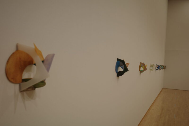 東京都現代美術館で開催中の「岡﨑乾二郎 而今而後 ジコンジゴ」展に行った感想。チケットなどの概要、所要時間に混雑状況、グッズなど
