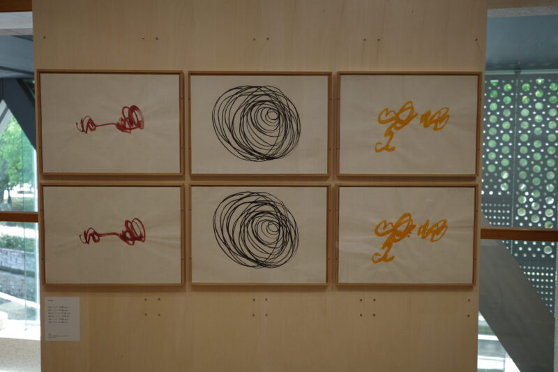 東京都現代美術館で開催中の「岡﨑乾二郎 而今而後 ジコンジゴ」展に行った感想。チケットなどの概要、所要時間に混雑状況、グッズなど
