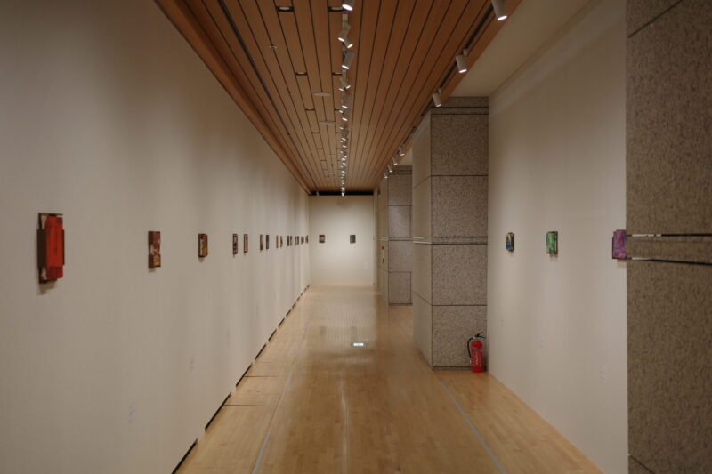 東京都現代美術館で開催中の「岡﨑乾二郎 而今而後 ジコンジゴ」展に行った感想。チケットなどの概要、所要時間に混雑状況、グッズなど
