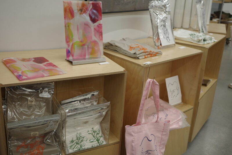 東京都現代美術館で開催中の「岡﨑乾二郎 而今而後 ジコンジゴ」展に行った感想。チケットなどの概要、所要時間に混雑状況、グッズなど