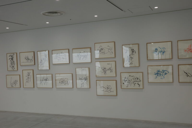 東京都現代美術館で開催中の「岡﨑乾二郎 而今而後 ジコンジゴ」展に行った感想。チケットなどの概要、所要時間に混雑状況、グッズなど