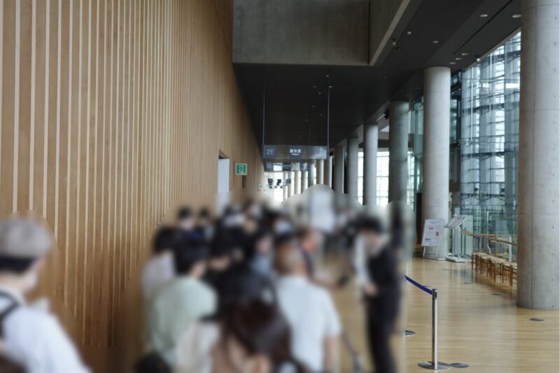 国立新美術館で開催「ブルガリ カレイドス 色彩・文化・技巧」に行った感想。チケットやアクセス、混雑状況や所要時間、グッズなど