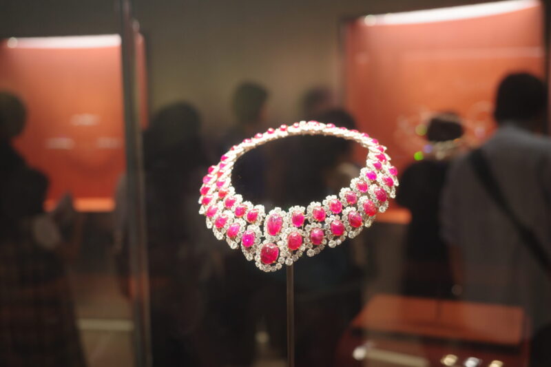 国立新美術館で開催「ブルガリ カレイドス 色彩・文化・技巧」に行った感想。チケットやアクセス、混雑状況や所要時間、グッズなど