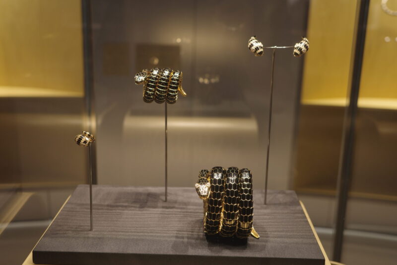 国立新美術館で開催「ブルガリ カレイドス 色彩・文化・技巧」に行った感想。チケットやアクセス、混雑状況や所要時間、グッズなど