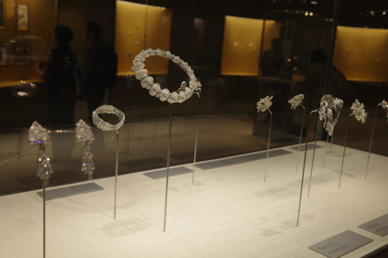 国立新美術館で開催「ブルガリ カレイドス 色彩・文化・技巧」に行った感想。チケットやアクセス、混雑状況や所要時間、グッズなど