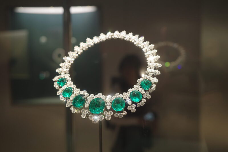 国立新美術館で開催「ブルガリ カレイドス 色彩・文化・技巧」に行った感想。チケットやアクセス、混雑状況や所要時間、グッズなど
