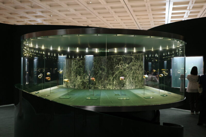 国立新美術館で開催「ブルガリ カレイドス 色彩・文化・技巧」に行った感想。チケットやアクセス、混雑状況や所要時間、グッズなど