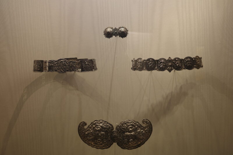 国立新美術館で開催「ブルガリ カレイドス 色彩・文化・技巧」に行った感想。チケットやアクセス、混雑状況や所要時間、グッズなど