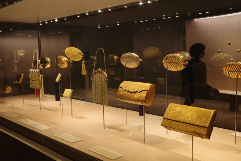 国立新美術館で開催「ブルガリ カレイドス 色彩・文化・技巧」に行った感想。チケットやアクセス、混雑状況や所要時間、グッズなど