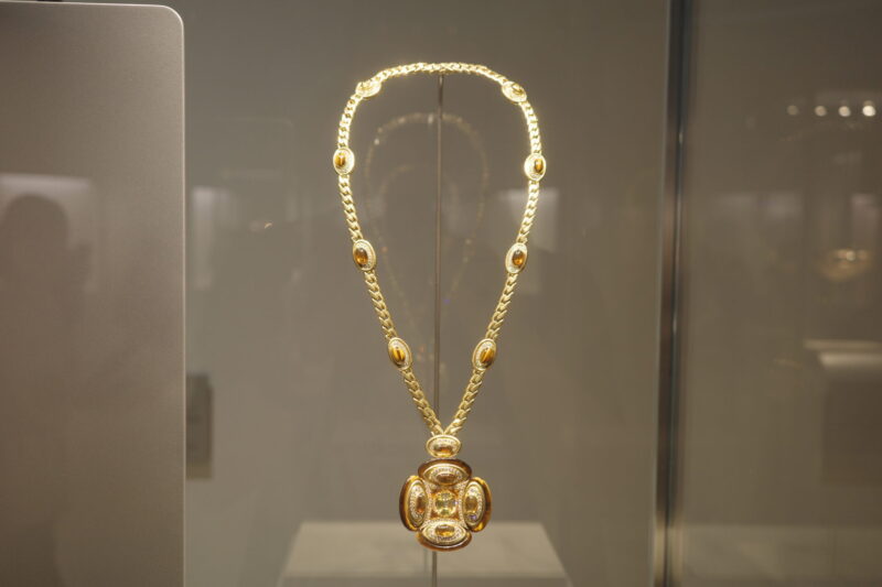 国立新美術館で開催「ブルガリ カレイドス 色彩・文化・技巧」に行った感想。チケットやアクセス、混雑状況や所要時間、グッズなど