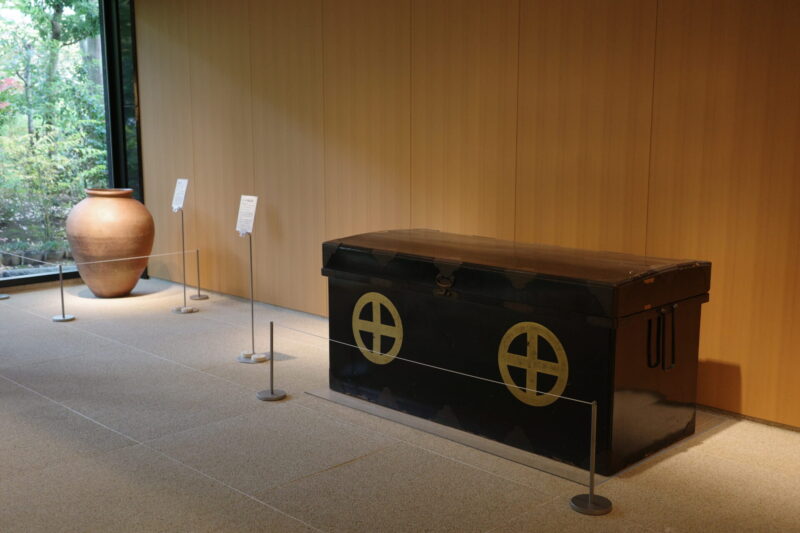 白金台の静寂と現代の感性。生まれ変わった「荏原 畠山美術館」で出会う、杉本博司と茶の湯の世界