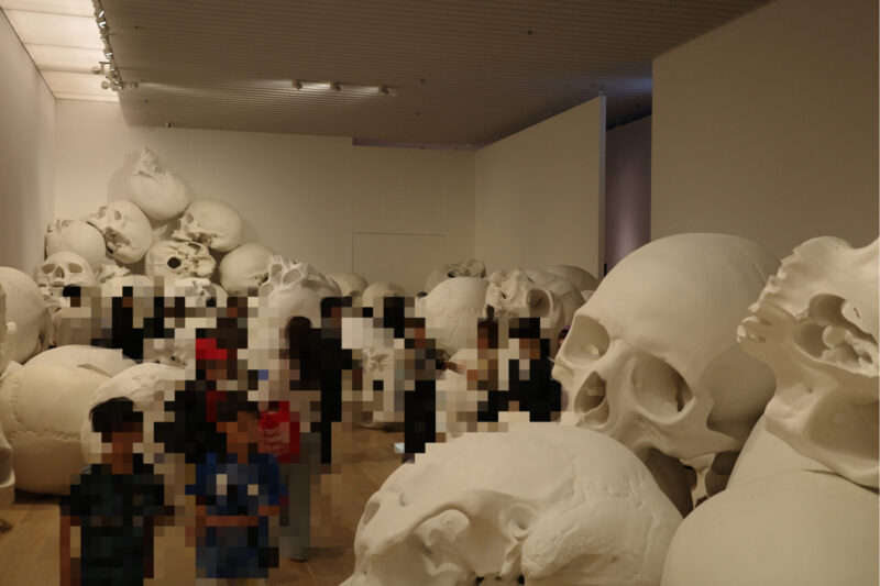 森美術館で開催「ロン・ミュエク展」に行った感想。所要時間や混雑状況、グッズなど