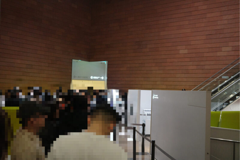 森美術館で開催「ロン・ミュエク展」に行った感想。所要時間や混雑状況、グッズなど