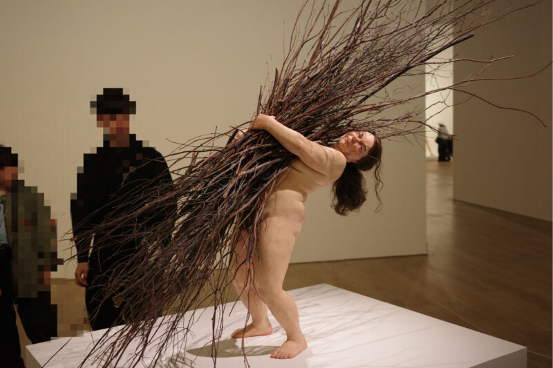 森美術館で開催「ロン・ミュエク展」に行った感想。所要時間や混雑状況、グッズなど