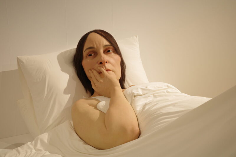 森美術館で開催「ロン・ミュエク展」に行った感想。所要時間や混雑状況、グッズなど