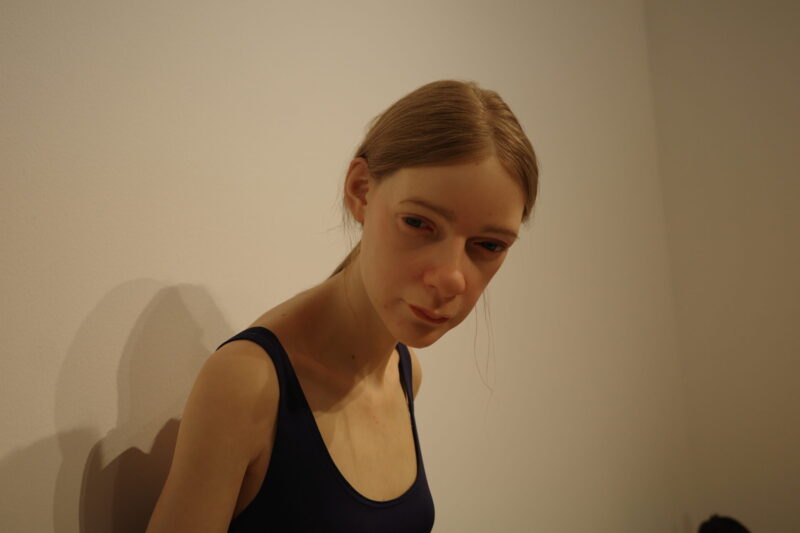 森美術館で開催「ロン・ミュエク展」に行った感想。所要時間や混雑状況、グッズなど