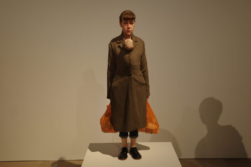 森美術館で開催「ロン・ミュエク展」に行った感想。所要時間や混雑状況、グッズなど