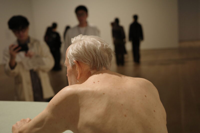 森美術館で開催「ロン・ミュエク展」に行った感想。所要時間や混雑状況、グッズなど