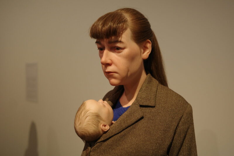 森美術館で開催「ロン・ミュエク展」に行った感想。所要時間や混雑状況、グッズなど