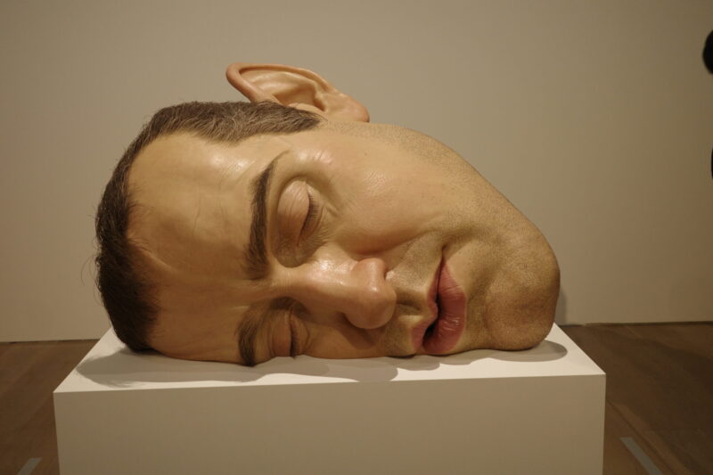 森美術館で開催「ロン・ミュエク展」に行った感想。所要時間や混雑状況、グッズなど