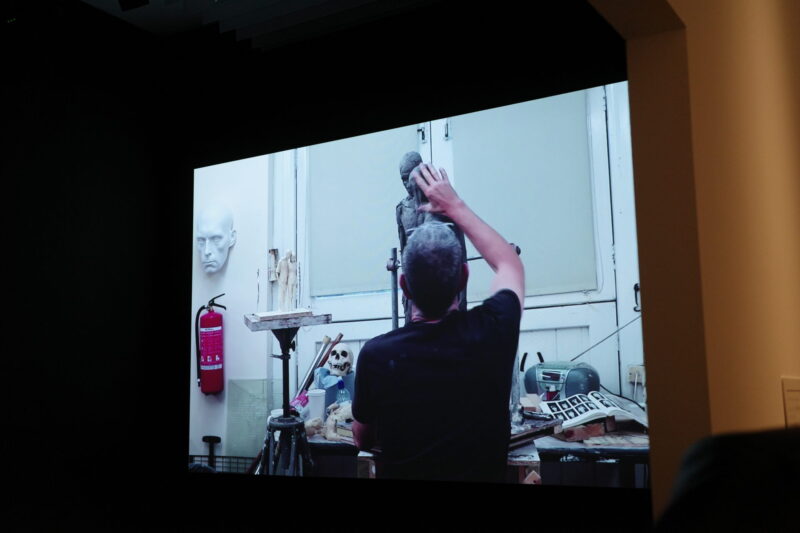 森美術館で開催「ロン・ミュエク展」に行った感想。所要時間や混雑状況、グッズなど