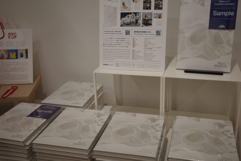 森美術館で開催「ロン・ミュエク展」に行った感想。所要時間や混雑状況、グッズなど