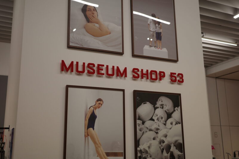 森美術館で開催「ロン・ミュエク展」に行った感想。所要時間や混雑状況、グッズなど